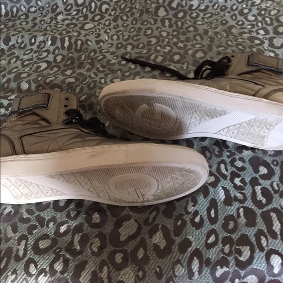 Guess metallic high tops. Size 9. Bronze color - Picture 3 of 4