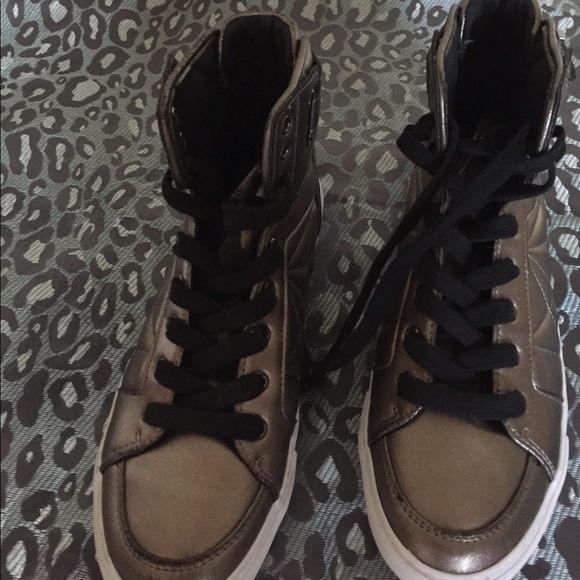 Guess metallic high tops. Size 9. Bronze color - Picture 4 of 4