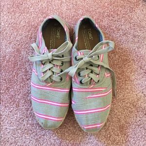 NEW Toms pink, white, and gray lace up shoes