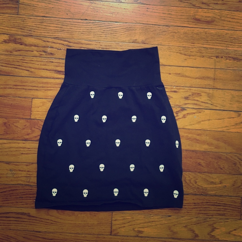 Skull mini skirt!
