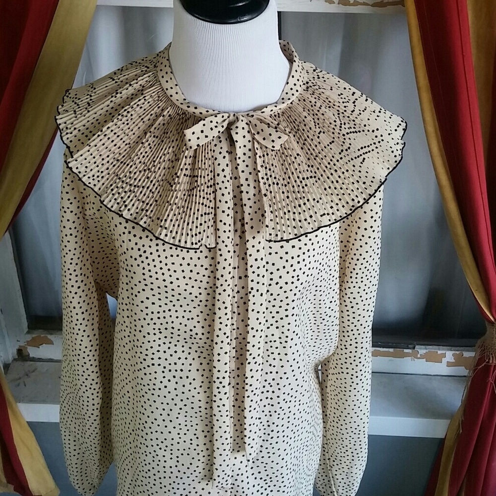 Vintage cream polka dot top with fan collar