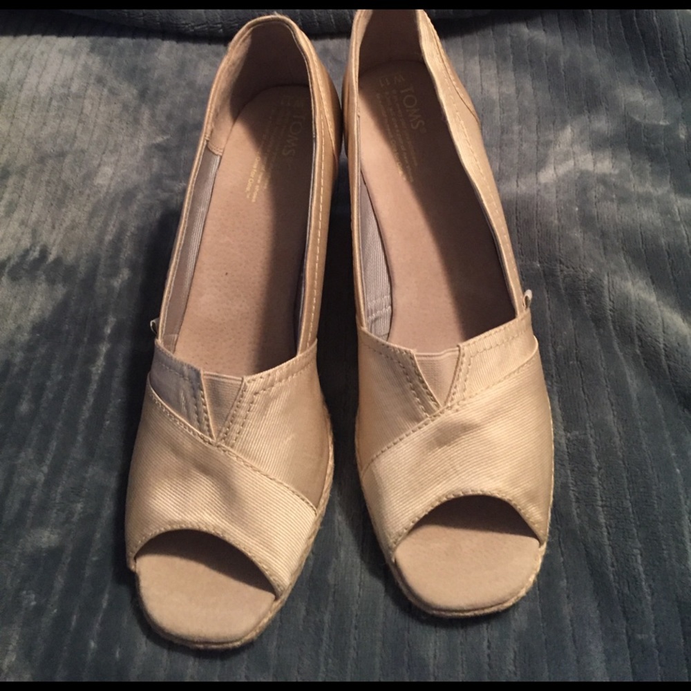 Bought in the wrong size. Never worn.