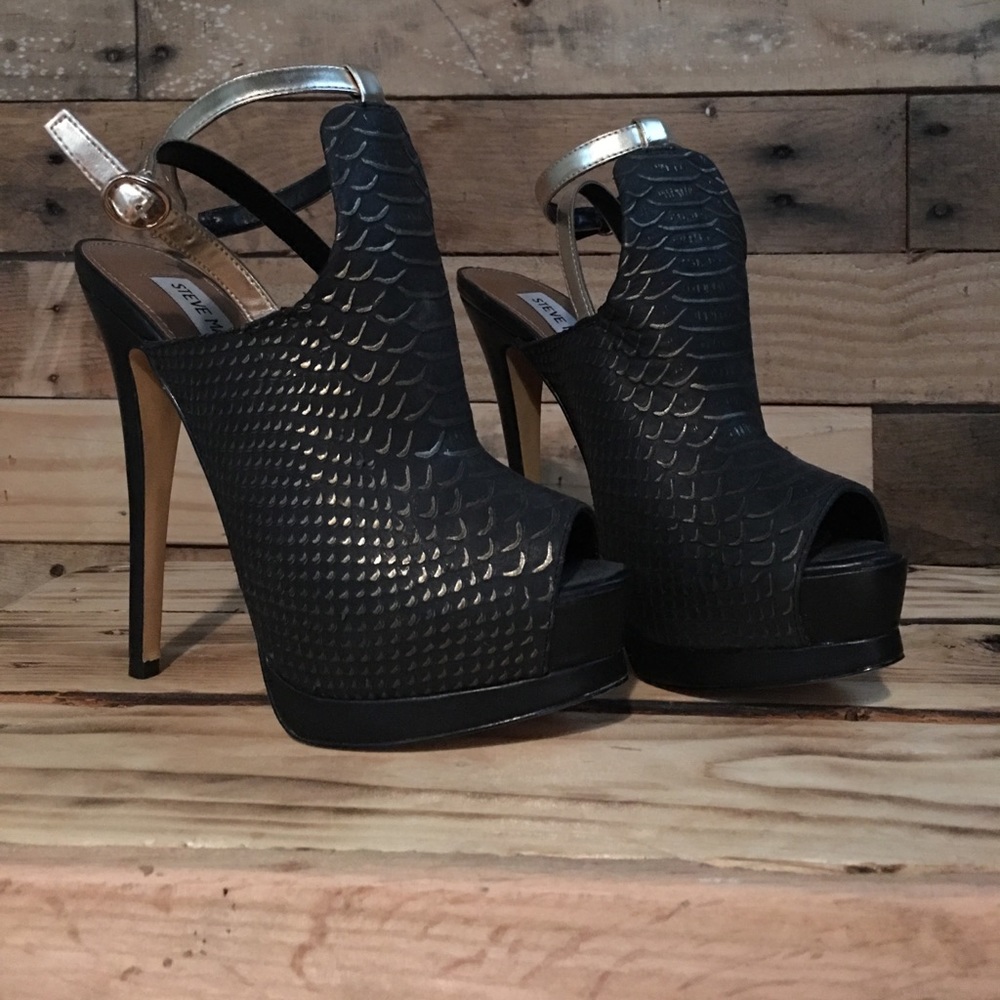 🖤🖤Beautiful Steve Madden heel with gold detail