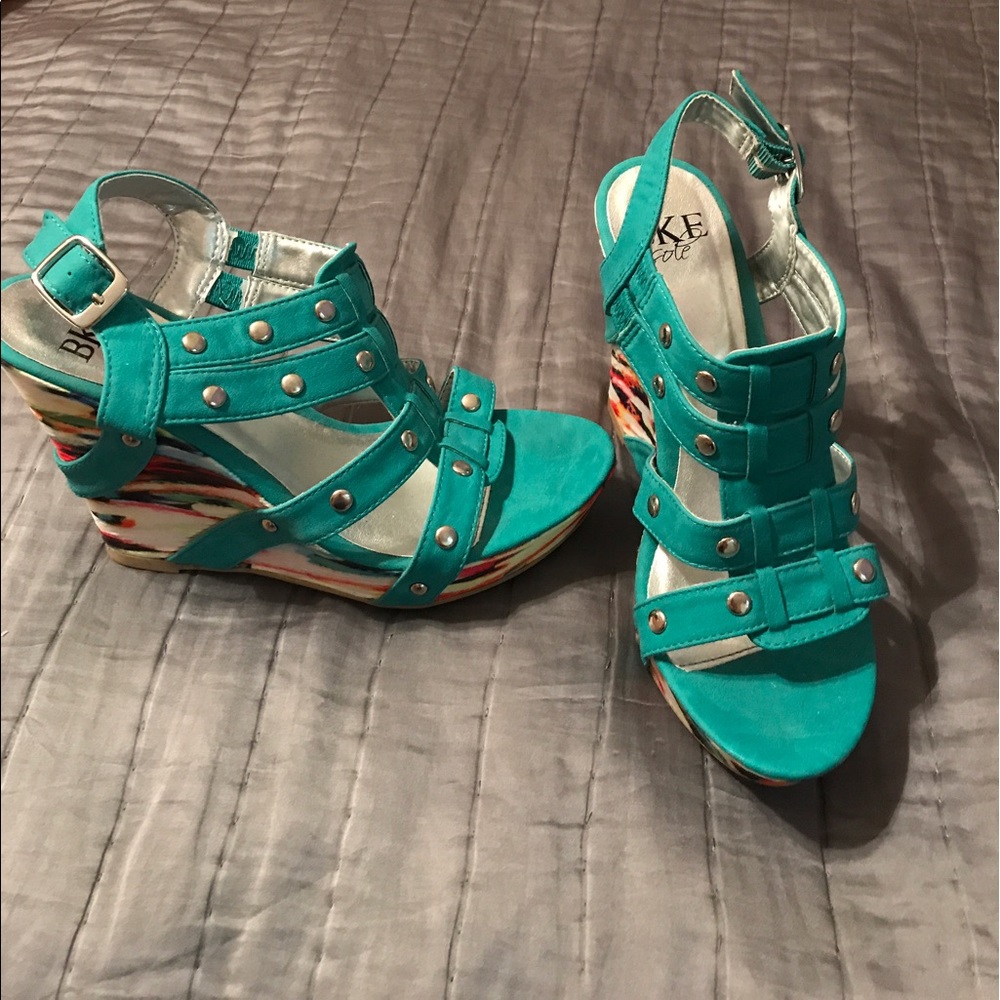 Turquoise BKE patterned wedges, size 7