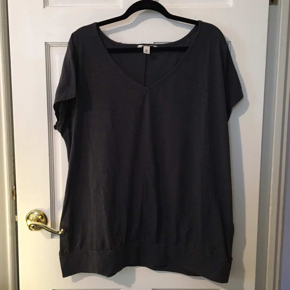 old navy - grey v-neck tee with banded hem