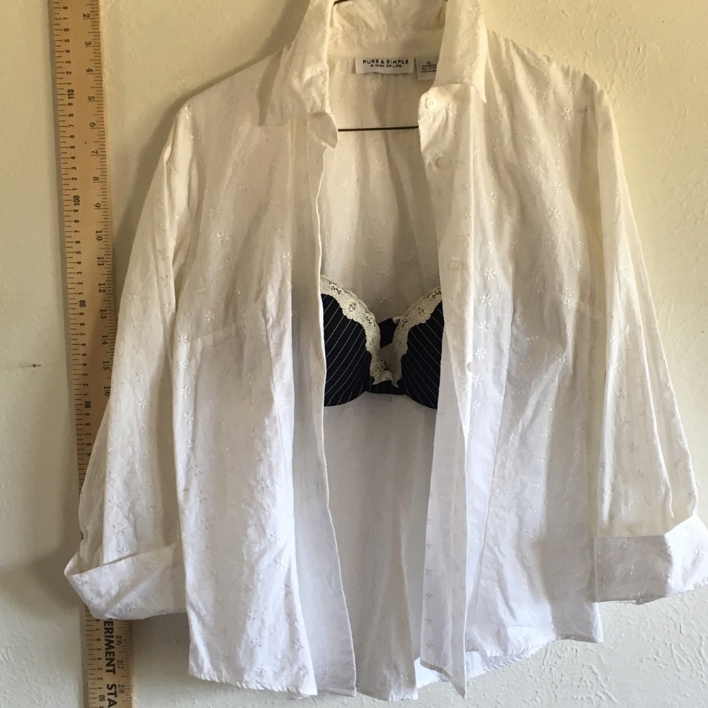 Eyelit lace white blouse 👚 match anything! pure!