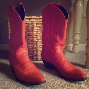 Sassy red Justin CowGIRL boots. Unique. ❤️