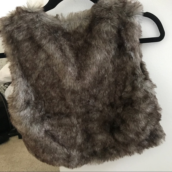 Wenxi Faux Fur Vest - Picture 3 of 3