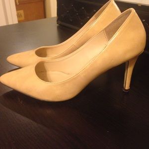 Nude pumps