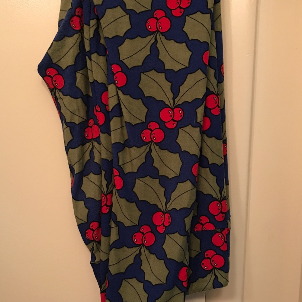 Christmas Holly Berry TC Lularoe Leggings