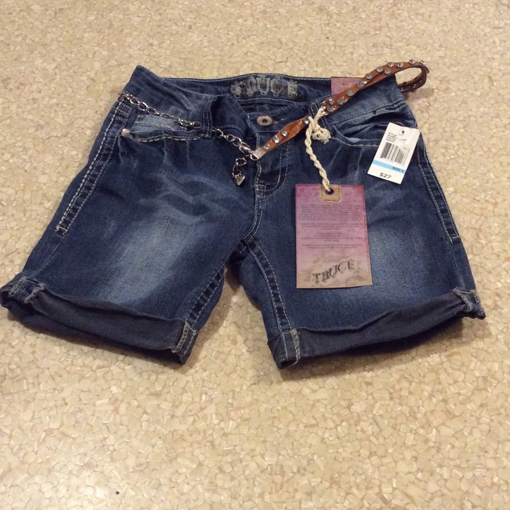 Size 5 denim shorts great for summer 🌼🌻