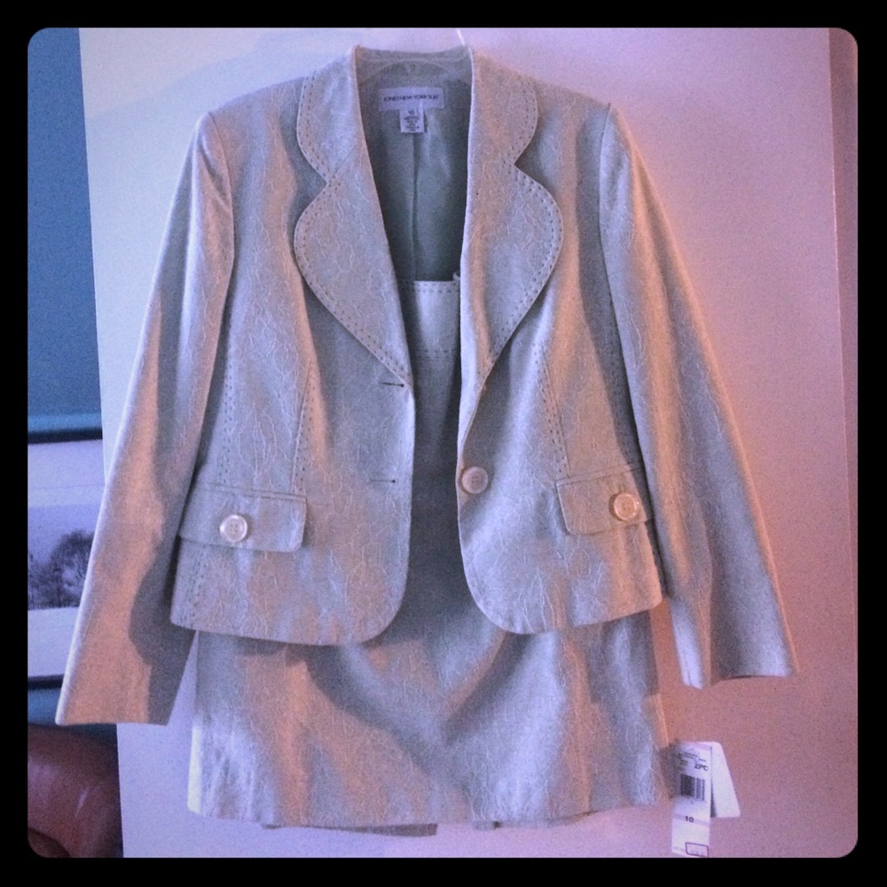 Jones New York. Green 2 piece suit, new
