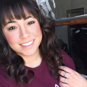 Meet your Posher, Alexis