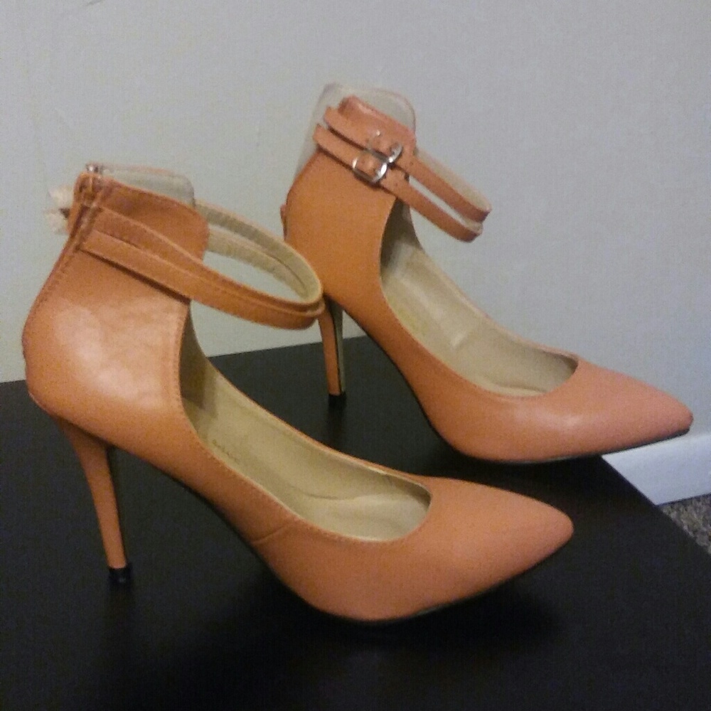 Peach heels size 9