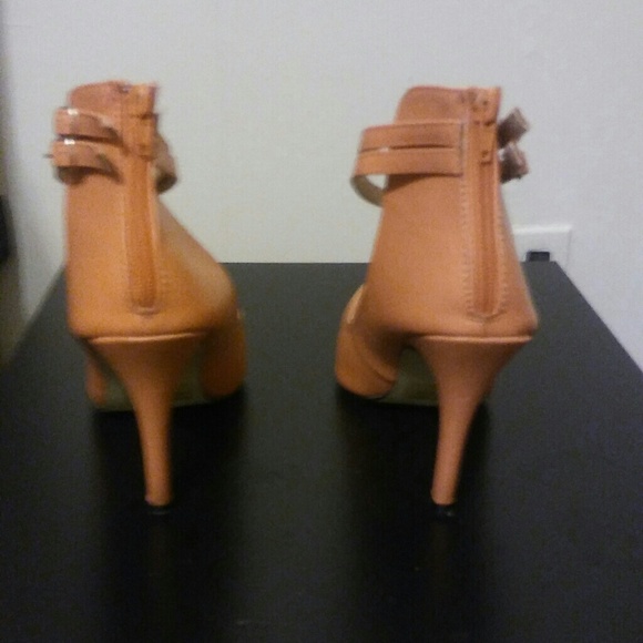 Peach heels size 9 - Picture 3 of 3