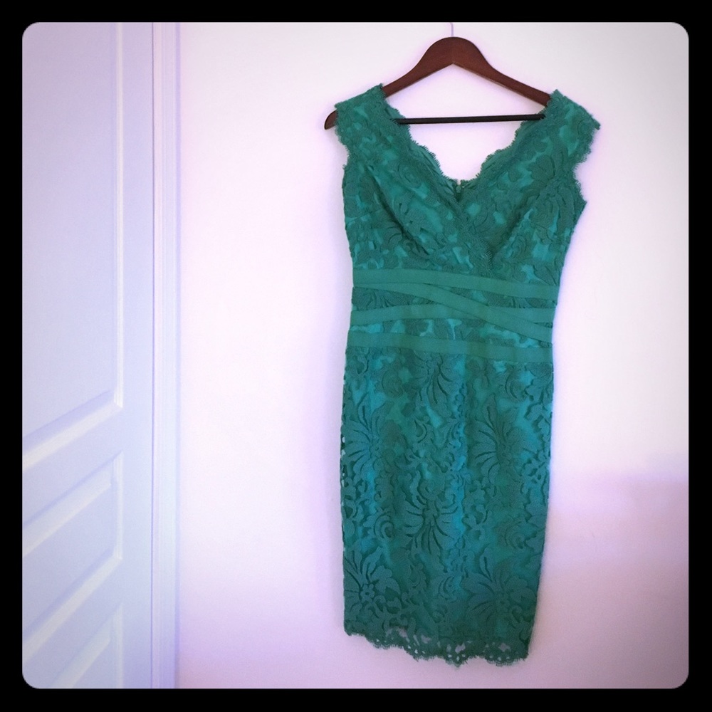 Beautiful Tadashi Shoji lace dress in green