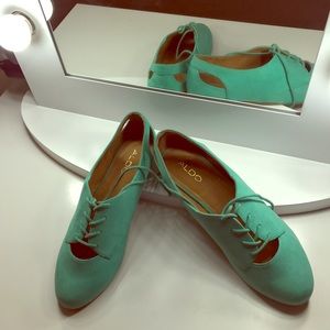 Mint flats with cutout in the back new never worn