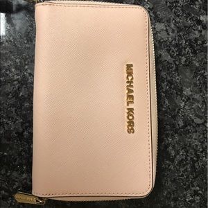 Michael Khors Smartphone Wristlet