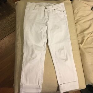 Like new, white denim capris!