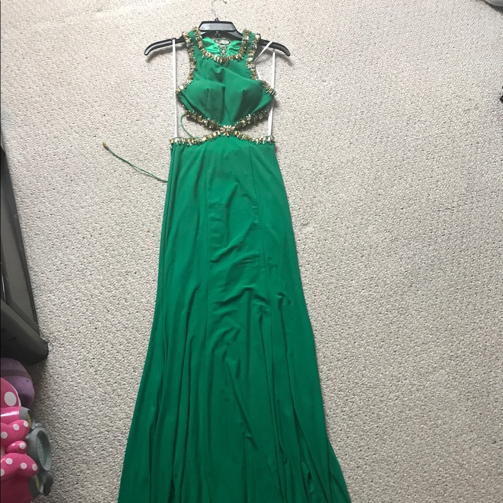 CHIC Green Dress- Fashion and Elegant NEGOTIABLE