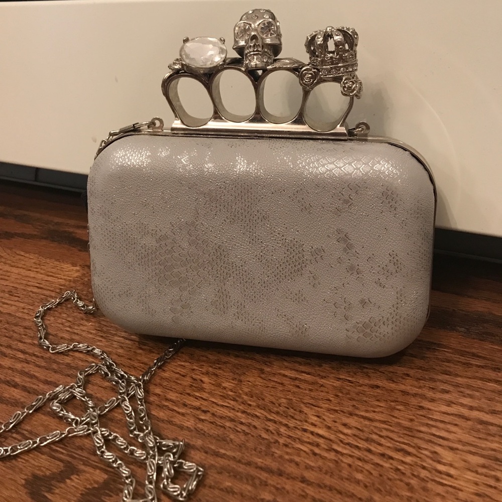 Skull ring clutch