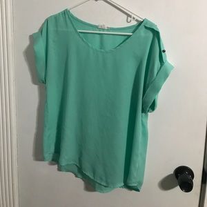 Cute mint green top!