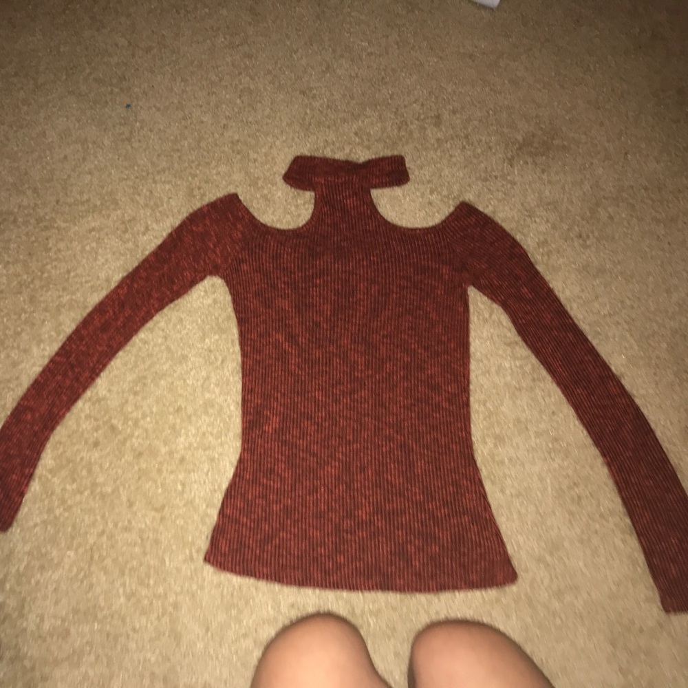 Title neck long sleeve shirt