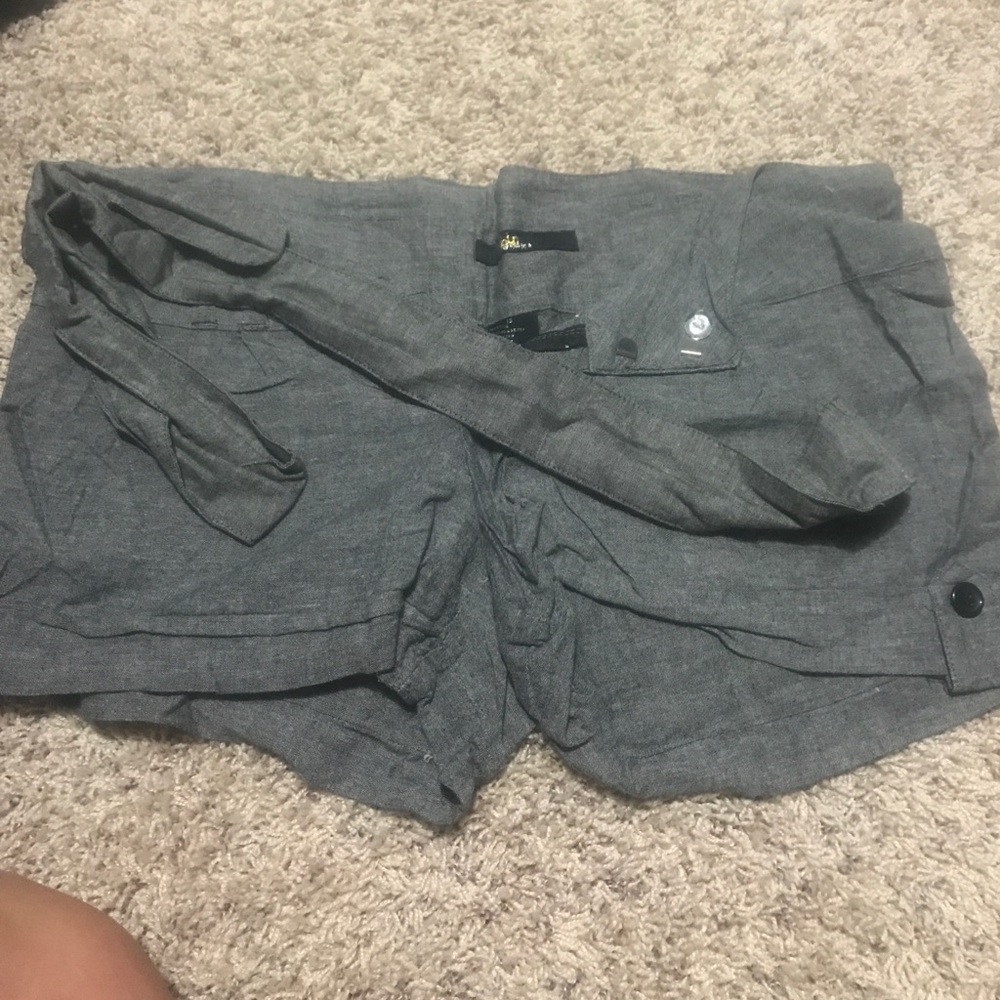 Stylish shorts with a belt