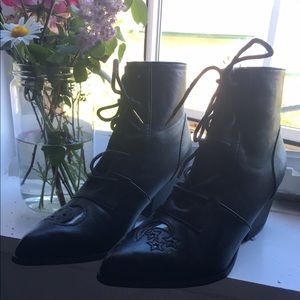 YRU moon boots