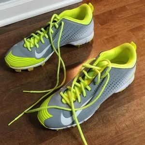 Mens size 9 molded Nike baseball cleats