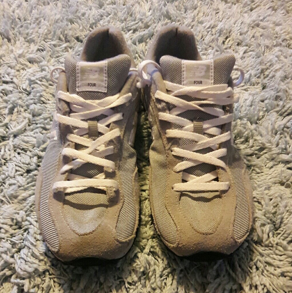 Like New! Gray/White New Balance sneakers (Size 9)