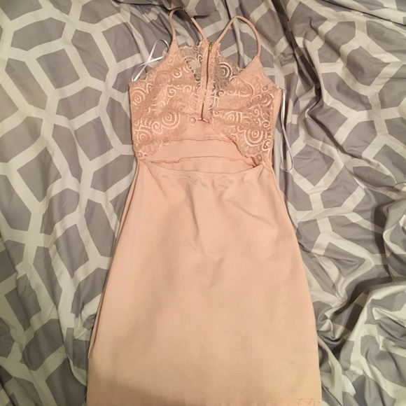 Pink lace dress - Picture 2 of 4