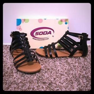Soda Dixon Sandals Black