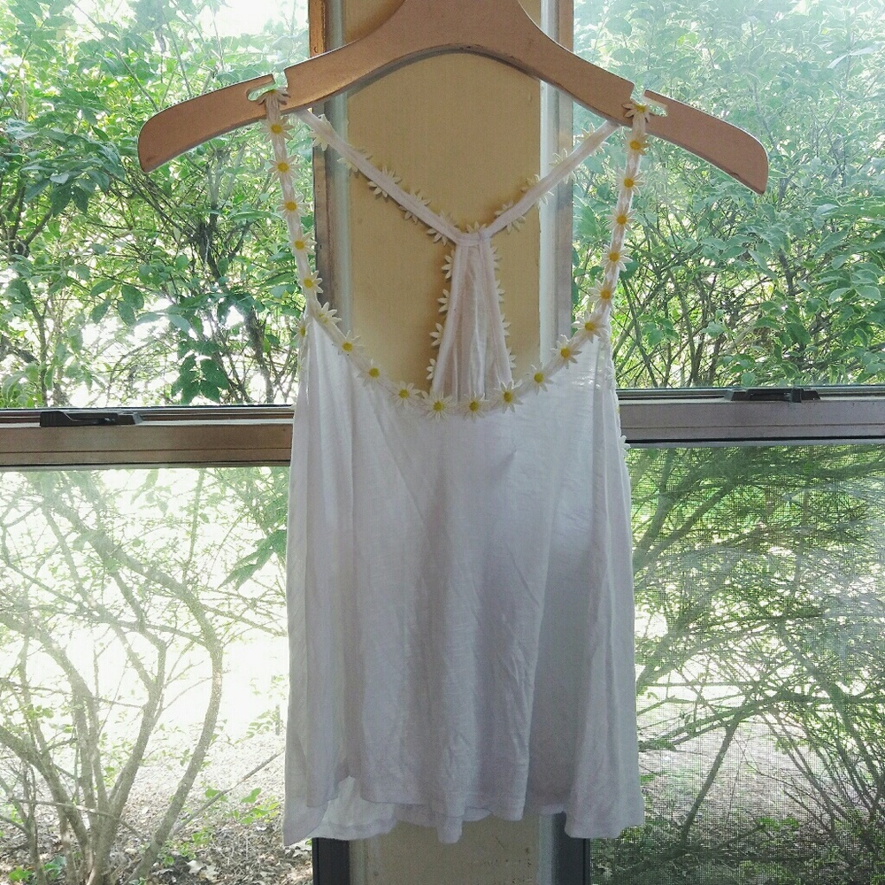 ✨white daisy tank✨