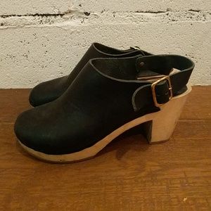 Bryr "Suzie" - closed toe, black leather clog