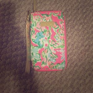 Like new Lilly Pulitzer wristlet. Only used 1-2x