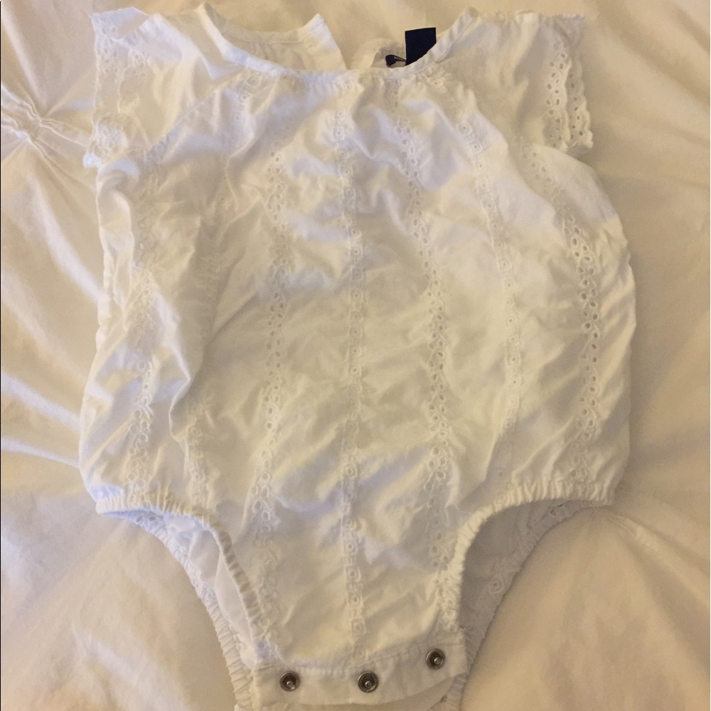 Baby Gap White Eyelet Bubble Romper in 6/12 month