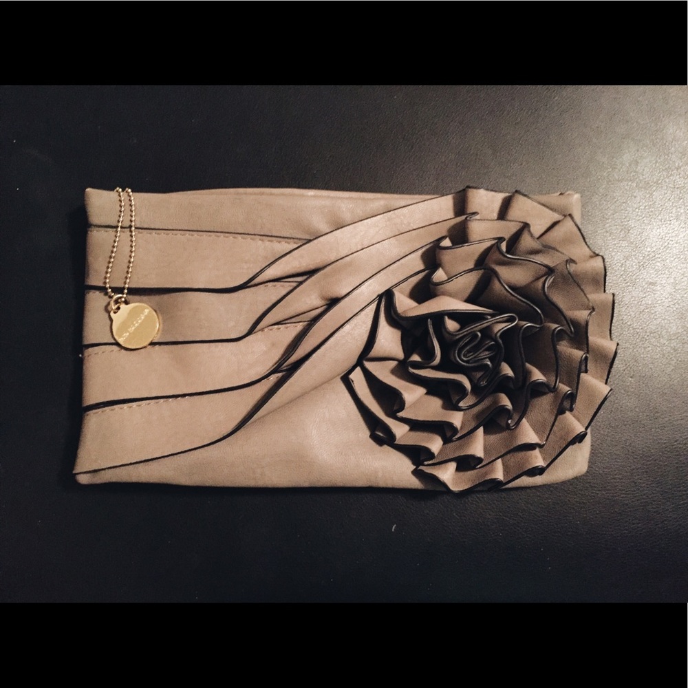 Gray flower clutch