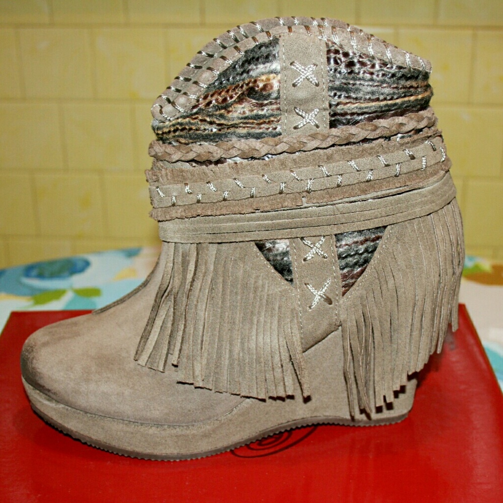 Fringed Suede Wedged Booties NIB - Picture 5 of 8