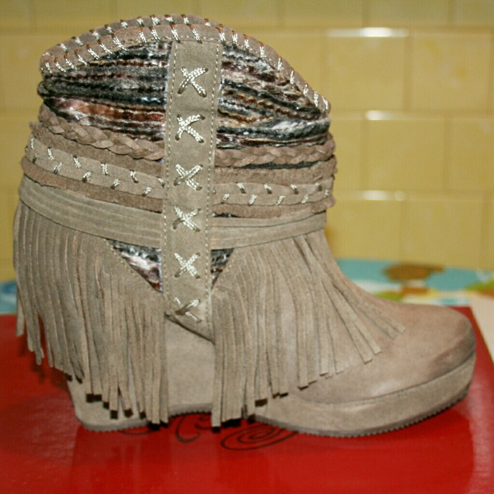 Fringed Suede Wedged Booties NIB - Picture 6 of 8