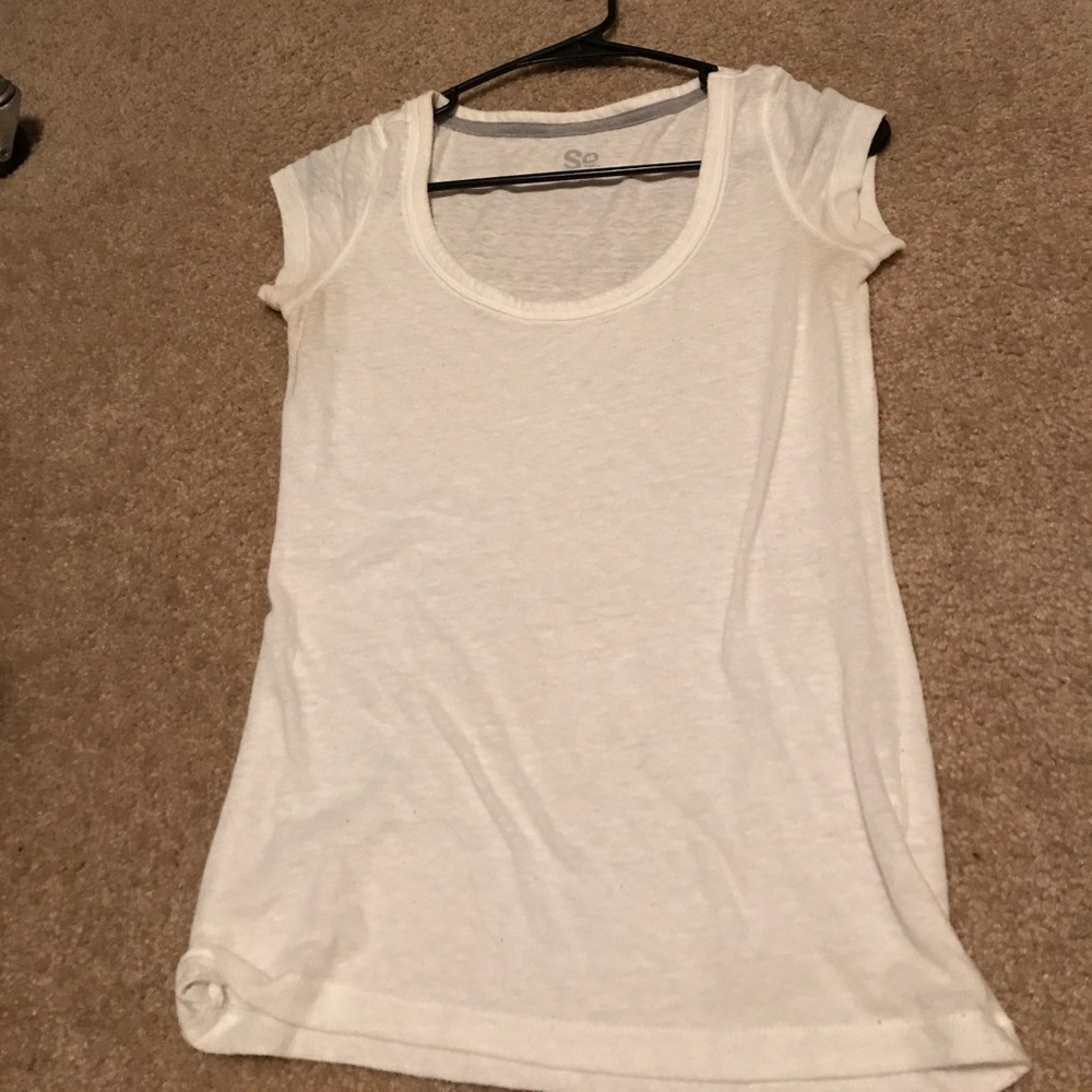 White shirt sleeve shirt