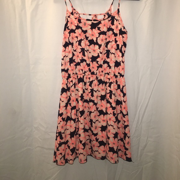 Dresses & Skirts - Women's size medium floral sundress