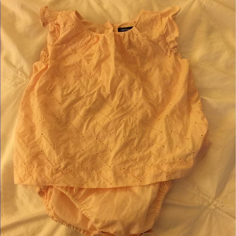 Baby Gap Pink Eyelet Bubble Romper in 6-12 month