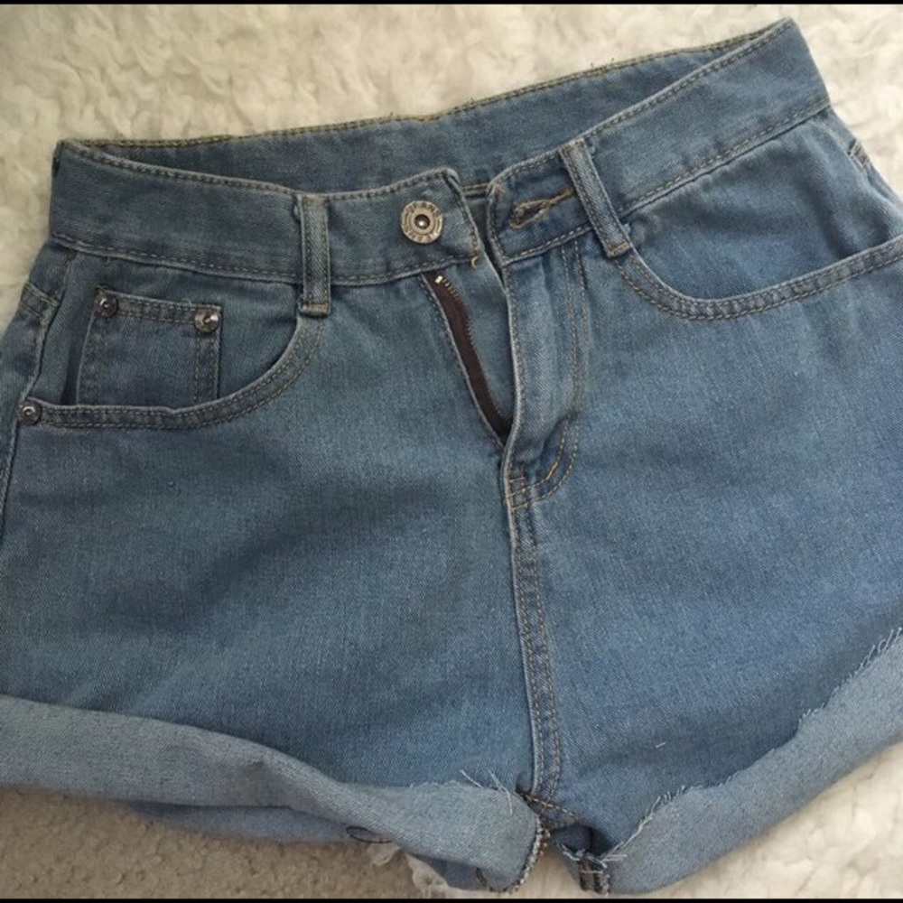 Light wash denim shorts! Size 24-26