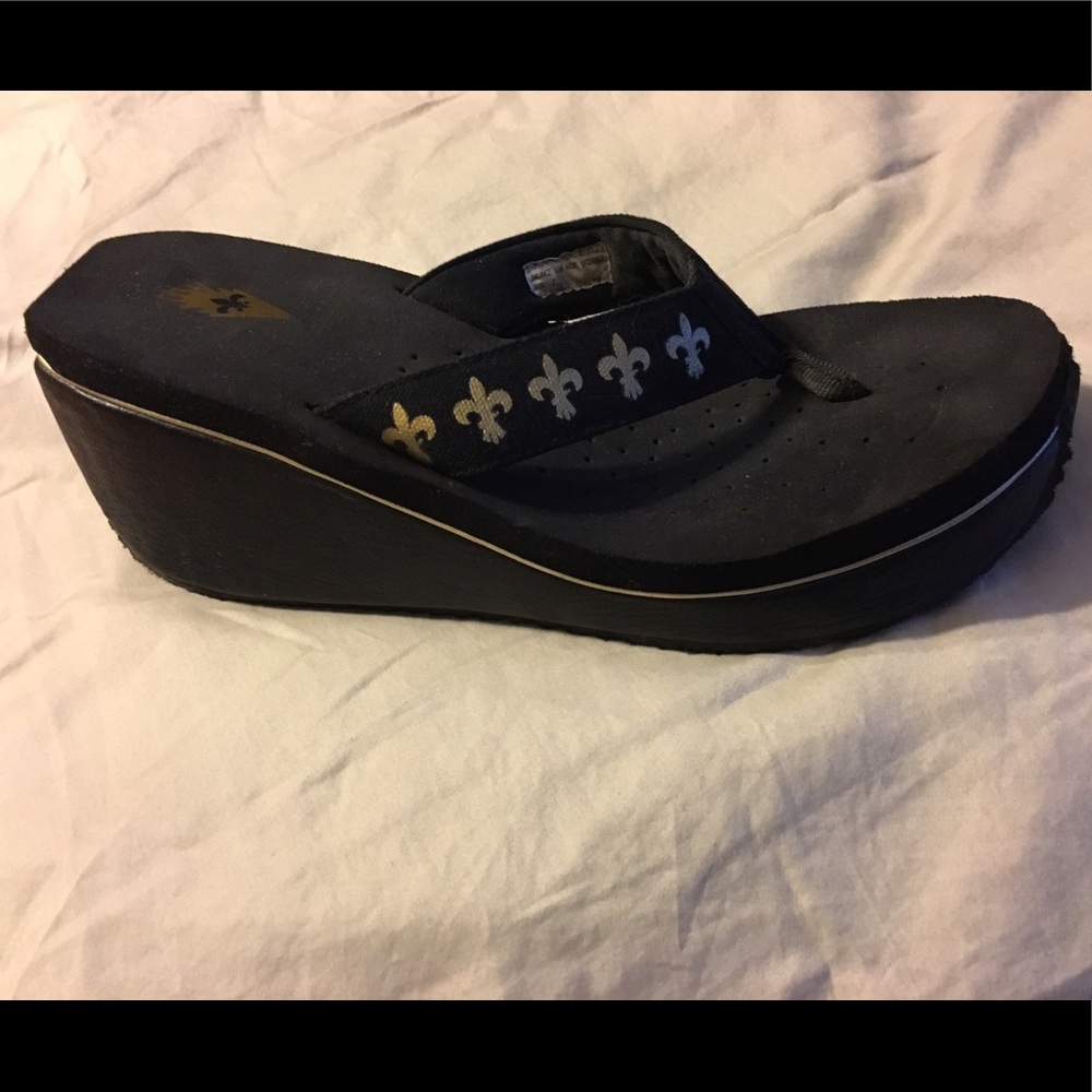 Volatile fleur de lis flip flop