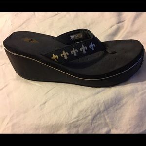 Volatile fleur de lis flip flop