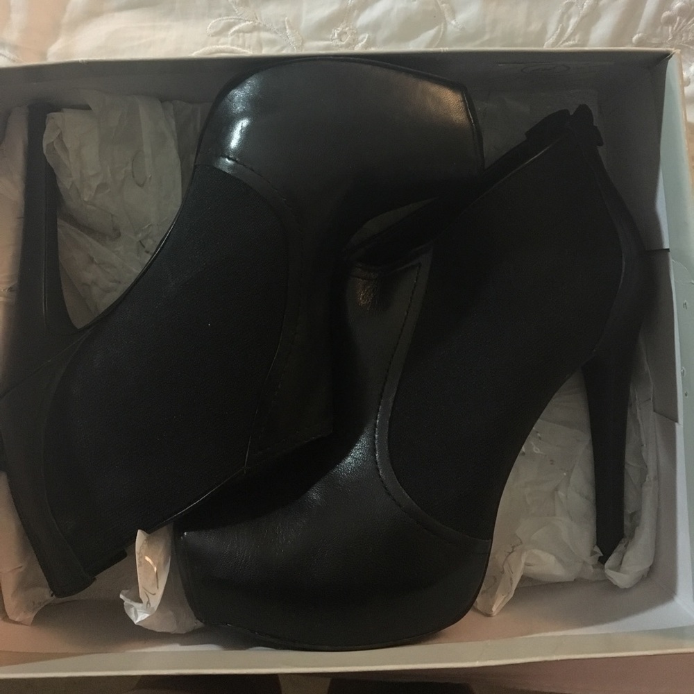 Jessica Simpson black boots
