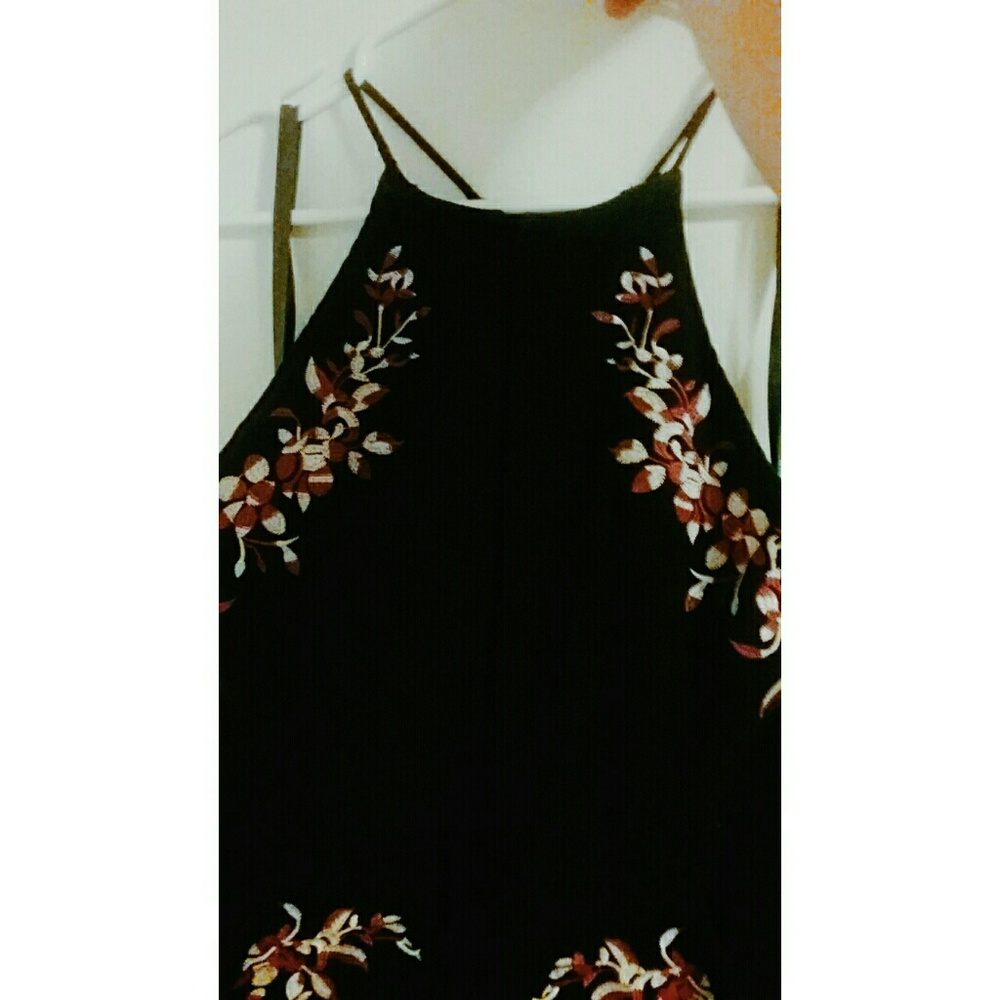 Fitted embroidered dress with pockets!