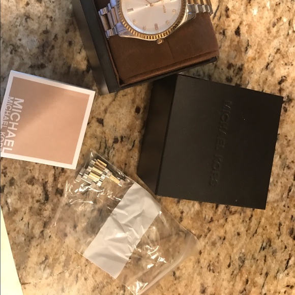 ? auth MICHAEL KORS two time watch