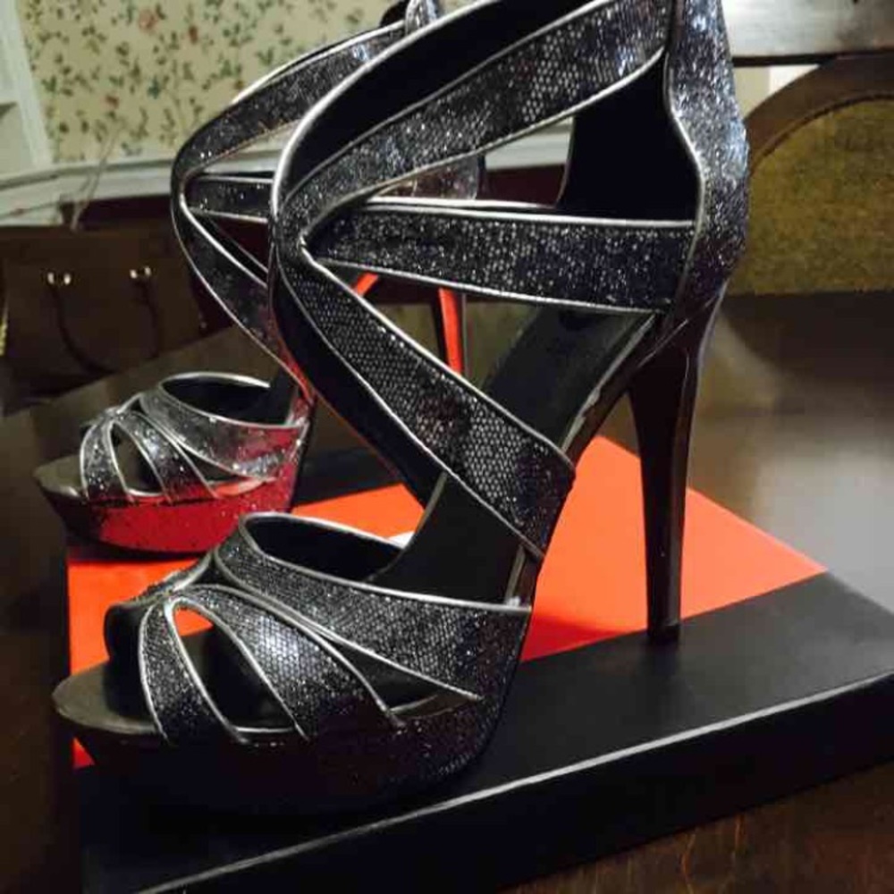 Sparkly Guess pumps